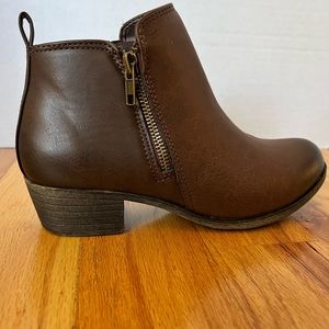 Brown Dunes memory foam boots size 7, new in box